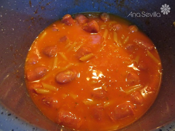 Macarrones con salchichas frescas olla GM