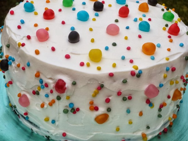 Tarta arco iris Rainbow cake de trufa blanca olla GM Ana Sevilla